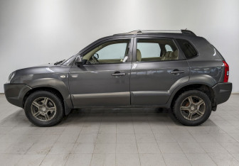 Подержанный автомобиль Hyundai Tucson 2008 года (8 фото)