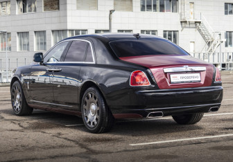 Подержанный автомобиль Rolls-Royce Ghost 2010 года (13 фото)