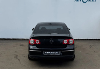 Подержанный автомобиль Volkswagen Passat Sedan 2010 года (7 фото)