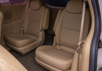 Подержанный автомобиль Kia Carnival 2018 года (10 фото)