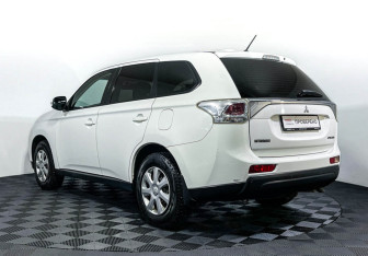 Подержанный автомобиль Mitsubishi Outlander 2012 года (7 фото)