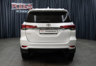 Подержанный автомобиль Toyota Fortuner 2021 года (6 фото)