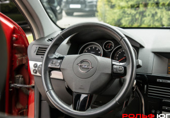 Подержанный автомобиль Opel Astra Hatchback 2008 года (11 фото)