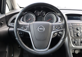 Подержанный автомобиль Opel Astra Hatchback 2011 года (14 фото)