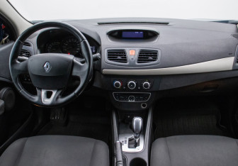 Подержанный автомобиль Renault Fluence 2011 года (13 фото)