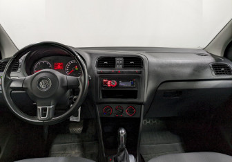 Подержанный автомобиль Volkswagen Polo Sedan 2011 года (22 фото)