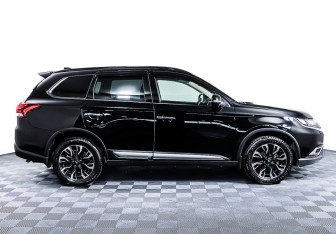 Подержанный автомобиль Mitsubishi Outlander 2022 года (4 фото)