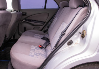 Подержанный автомобиль Nissan Almera Sedan 2002 года (11 фото)