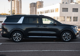 Подержанный автомобиль Kia Carnival 2021 года (4 фото)