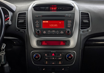 Подержанный автомобиль Kia Sorento 2017 года (17 фото)