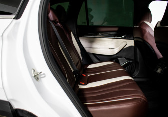 Подержанный автомобиль Geely Monjaro 2023 года (12 фото)