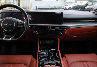 Подержанный автомобиль Kia K5 2024 года (17 фото)