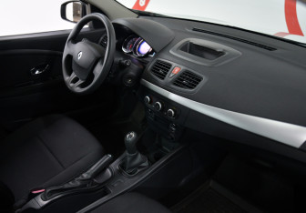 Подержанный автомобиль Renault Fluence 2014 года (9 фото)