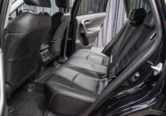 Подержанный автомобиль Toyota RAV4 2020 года (12 фото)