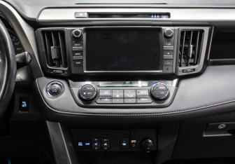 Подержанный автомобиль Toyota RAV4 2018 года (15 фото)