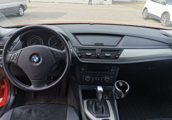 Подержанный автомобиль BMW X1 2014 года (10 фото)