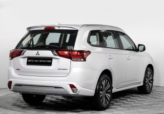Подержанный автомобиль Mitsubishi Outlander 2022 года (5 фото)