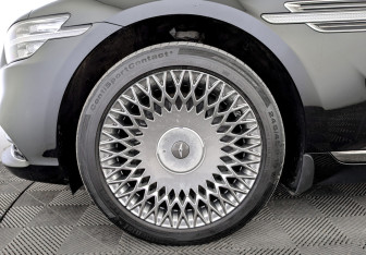 Подержанный автомобиль Genesis G90 2021 года (18 фото)