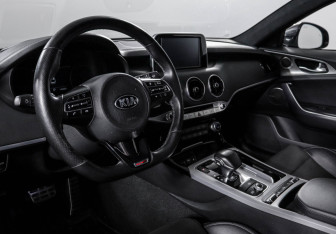 Подержанный автомобиль Kia Stinger 2018 года (14 фото)
