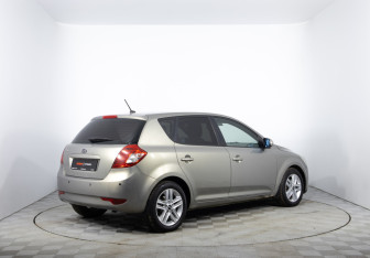 Подержанный автомобиль Kia Ceed Hatchback 2010 года (5 фото)