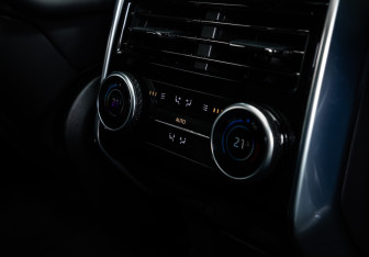 Подержанный автомобиль Land Rover Range Rover 2025 года (17 фото)