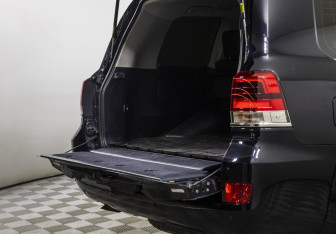 Подержанный автомобиль Toyota Land Cruiser Suv 2015 года (22 фото)