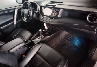 Подержанный автомобиль Toyota RAV4 2017 года (10 фото)