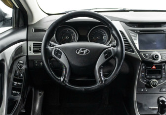 Подержанный автомобиль Hyundai Elantra Sedan 2015 года (8 фото)
