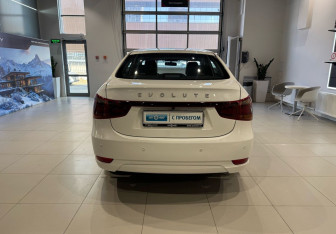 Подержанный автомобиль Evolute i-PRO 2022 года (5 фото)