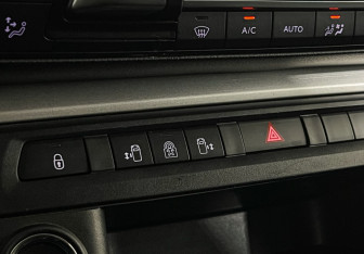 Подержанный автомобиль Peugeot Traveller 2022 года (16 фото)