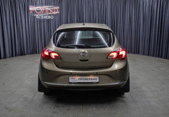 Подержанный автомобиль Opel Astra Hatchback 2013 года (6 фото)