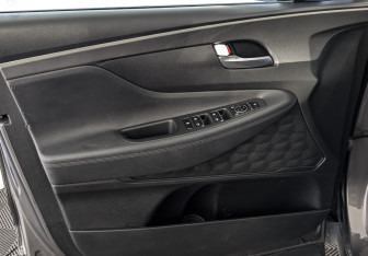 Подержанный автомобиль Hyundai Santa Fe 2019 года (19 фото)