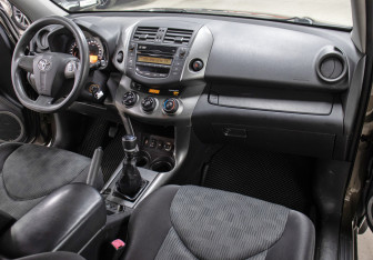 Подержанный автомобиль Toyota RAV4 2010 года (11 фото)