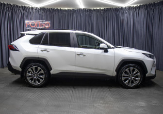 Подержанный автомобиль Toyota RAV4 2020 года (4 фото)