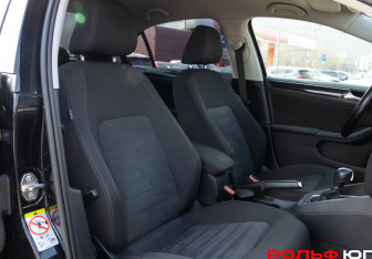Подержанный автомобиль Volkswagen Jetta Sedan 2018 года (17 фото)