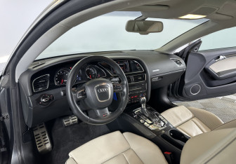 Подержанный автомобиль Audi RS 5 Coupe 2010 года (12 фото)