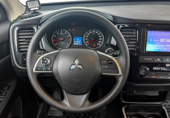 Подержанный автомобиль Mitsubishi Outlander 2022 года (21 фото)