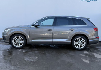 Подержанный автомобиль Audi Q7 2015 года (8 фото)