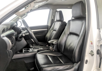 Подержанный автомобиль Toyota Hilux 2016 года (20 фото)