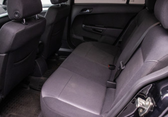 Подержанный автомобиль Opel Astra Sedan 2010 года (11 фото)