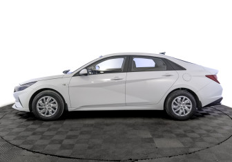 Подержанный автомобиль Hyundai Elantra Sedan 2022 года (8 фото)