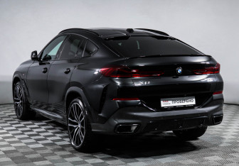 Подержанный автомобиль BMW X6 2025 года (7 фото)
