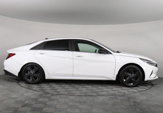 Подержанный автомобиль Hyundai Elantra Sedan 2021 года (4 фото)