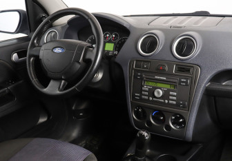 Подержанный автомобиль Ford Fusion 2006 года (12 фото)