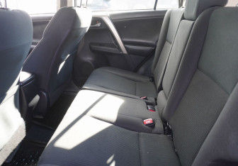 Подержанный автомобиль Toyota RAV4 2015 года (10 фото)