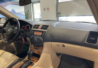 Подержанный автомобиль Honda Accord Sedan 2004 года (9 фото)