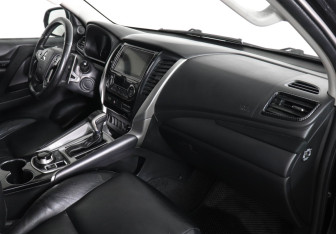 Подержанный автомобиль Mitsubishi Pajero Sport 2018 года (6 фото)