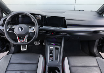 Подержанный автомобиль Volkswagen Golf GTI Hatchback 2022 года (13 фото)