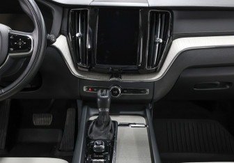 Подержанный автомобиль Volvo XC60 2019 года (16 фото)
