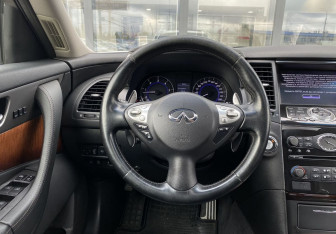 Подержанный автомобиль Infiniti QX70 2016 года (13 фото)
